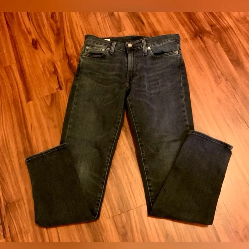 LN MEN’S LEVI’S PREMIUM JEANS. BLUE DARK WASH.